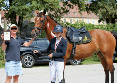 Katrin Kettner und ihr Pferd Alicerova nach dem 3. Platz bei der Österreichischen Meisterschaft 2024 Junioren 1.35/1.40/1.40
